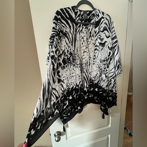 NEW! Vince Camuto Black and White Women's Wrap, Kimona, Ruana Style OSFM - Picture 8 of 16